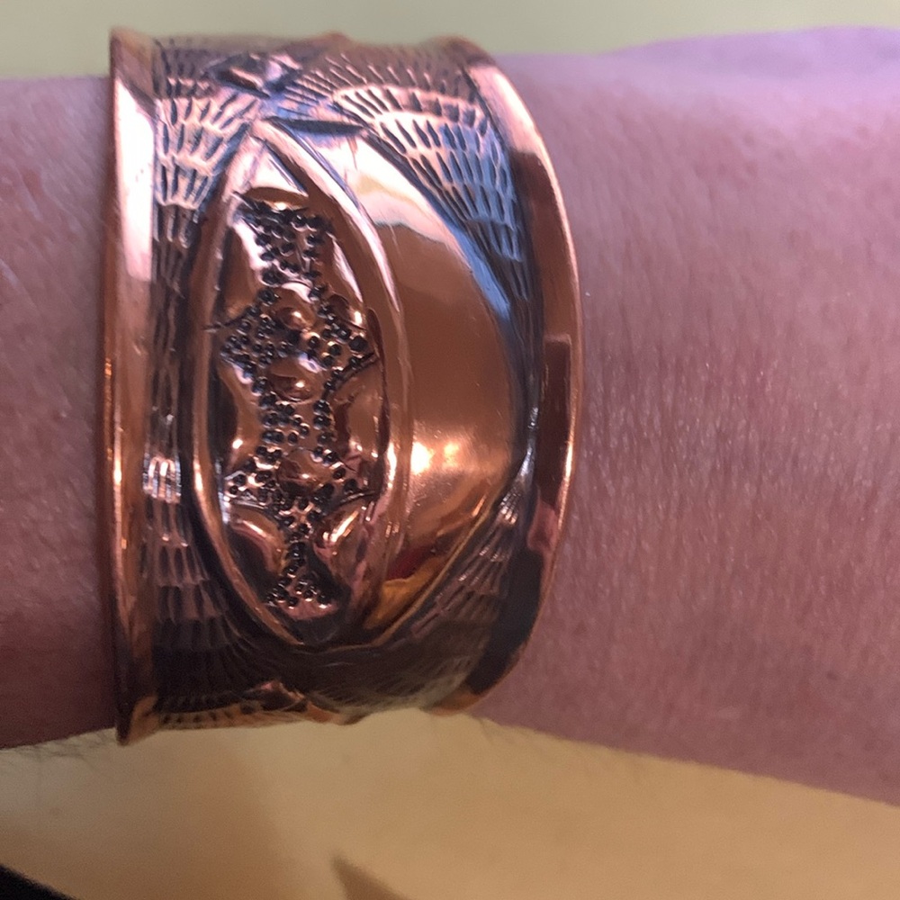 Cuff bracelet*